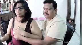 Wanita India menjilat ketiaknya di depan kamera 2 min 20 sec