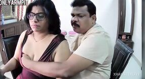 印度妇女舔她的腋窝在相机上 2 敏 40 sec