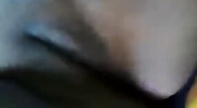 Corneo ragazza dita se stessa a orgasmo in questo carino video 0 min 50 sec