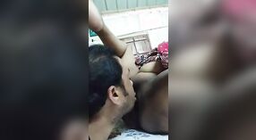 La petite amie bengali profite d'un léchage de chatte sensuel de son mari 0 minute 30 sec