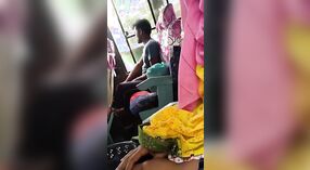 Tarki-Typ steigt in einen Bus aus, während er von vorbeifahrenden Mädchen aufgenommen wird 0 min 0 s