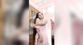 Симпатичная ланкийская девушка раздевается и показывает свое обнаженное тело 0 минута 0 сек