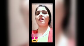 Desi Bhabhi flaunts dheweke susu lan pus ing VKontakte video 1 min 20 sec