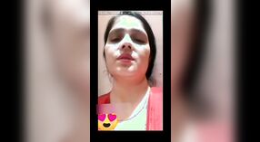 Desi Bhabhi flaunts dheweke susu lan pus ing VKontakte video 1 min 40 sec