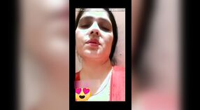 Desi Bhabhi pronkt met haar borsten en kutje in VKontakte video 1 min 50 sec