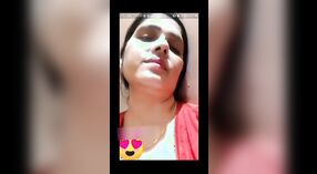 Desi Bhabhi pronkt met haar borsten en kutje in VKontakte video 2 min 00 sec