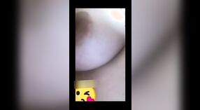 Desi Bhabhi memamerkan payudara dan vaginanya di video VKontakte 3 min 20 sec