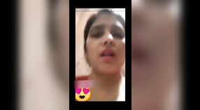 Desi Bhabhi memamerkan payudara dan vaginanya di video VKontakte 0 min 0 sec