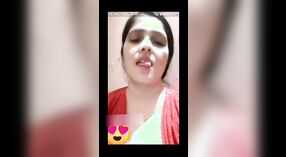 Desi Bhabhi flaunts dheweke susu lan pus ing VKontakte video 0 min 30 sec
