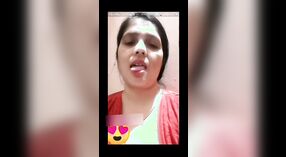Desi Bhabhi memamerkan payudara dan vaginanya di video VKontakte 0 min 40 sec