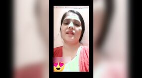 Desi Bhabhi pronkt met haar borsten en kutje in VKontakte video 0 min 50 sec