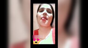 Desi Bhabhi memamerkan payudara dan vaginanya di video VKontakte 1 min 10 sec
