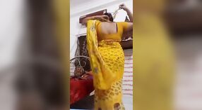 Bhabhi Strips and Films自己为爱人的乐趣剥离 0 敏 0 sec