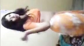 Dança Sensual de Maiexy Bhabhi em Kaari 2 minuto 20 SEC