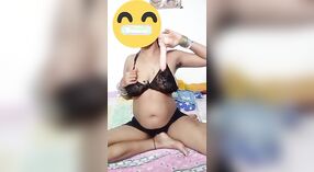 Bengalese casalinga indulge in anale giocare con un enorme dildo 2 min 20 sec