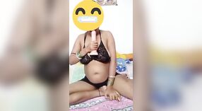 Bengalese casalinga indulge in anale giocare con un enorme dildo 2 min 50 sec