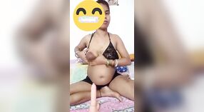 Bengalese casalinga indulge in anale giocare con un enorme dildo 3 min 20 sec