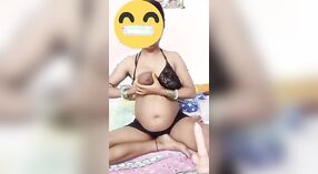 Bengalese casalinga indulge in anale giocare con un enorme dildo 3 min 50 sec