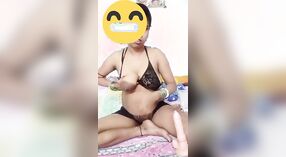 Bengalese casalinga indulge in anale giocare con un enorme dildo 4 min 20 sec