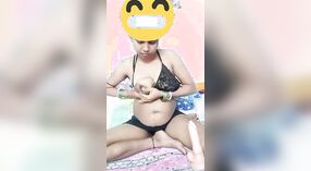 Bengalese casalinga indulge in anale giocare con un enorme dildo 5 min 50 sec