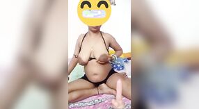 Bengalese casalinga indulge in anale giocare con un enorme dildo 6 min 20 sec