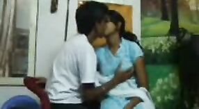 Deux collègues de Lucknow se livrent à des relations sexuelles cachées par MMS devant la caméra 1 minute 40 sec