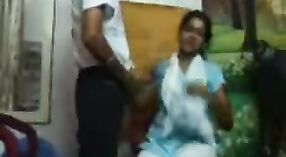 Deux collègues de Lucknow se livrent à des relations sexuelles cachées par MMS devant la caméra 5 minute 40 sec