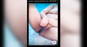 El gran espectáculo de verduras de Bhabhi desnuda en un video humeante 4 mín. 30 sec