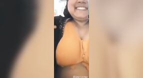 Bhabhi maduro hace alarde de sus curvas 0 mín. 40 sec