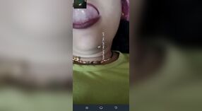 Dési Bhabhi ngunggahake dhadha sing gedhe banget ing video sing uap 3 min 50 sec