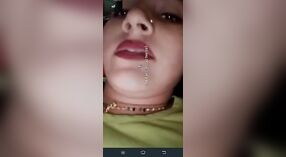 Desi Bhabhi ostenta seus peitos enormes em um vídeo fumegante 5 minuto 00 SEC