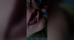 Desi Bhabhi ostenta seus peitos enormes em um vídeo fumegante 9 minuto 40 SEC