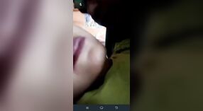 Desi Bhabhi pyszni się swoimi ogromnymi piersiami w gorącym filmie 10 / min 50 sec