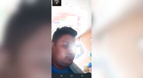 Dési Bhabhi ngunggahake dhadha sing gedhe banget ing video sing uap 12 min 00 sec