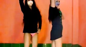 Le strip-tease de Kavita_19 pour 2019 7 minute 20 sec