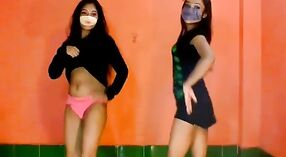 Le strip-tease de Kavita_19 pour 2019 8 minute 20 sec