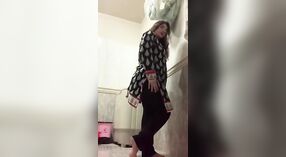 Sexy Pakistaanse vrouw plaagt en onthult haar verlangens 0 min 0 sec