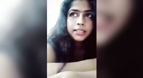 Desi menina ostenta seus peitos grandes e bunda neste fumegante vídeo 0 minuto 0 SEC