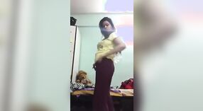 Nena caliente muestra sus movimientos de baile y se desnuda en un video musical 2 mín. 40 sec