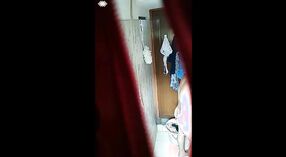 Prywatna kąpiel Desi Bhabhi na ukrytą kamerę 2 / min 20 sec