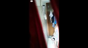 देसी भाभी के निजी स्नान के समय पर छिपे हुए कैमरे 2 मिन 30 एसईसी