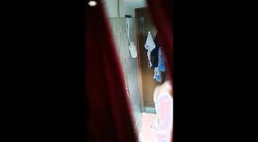Prywatna kąpiel Desi Bhabhi na ukrytą kamerę 0 / min 0 sec