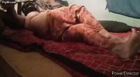 Sexy Desi bhabi cieszy się przed kamerą 0 / min 40 sec