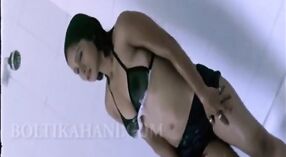 La actriz de Bollywood Bolti Kahani protagoniza un clip humeante 1 mín. 00 sec