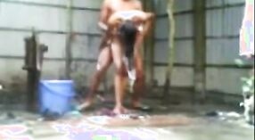 O casal indiano gosta de uma sessão de duche fumegante 24 minuto 20 SEC