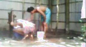 Pasangan India menikmati sesi mandi beruap 9 min 20 sec