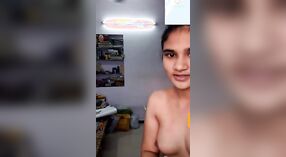 Étalage Sensuel d'une Jeune Fille 1 minute 00 sec