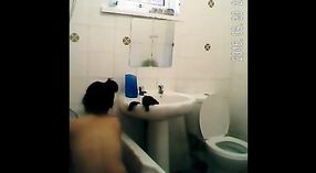 Vollbusige Schönheit reinigt das Badezimmer und die Dusche 15 min 30 s