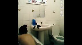 Busty güzellik banyo ve duş temizler 19 dakika 50 saniyelik