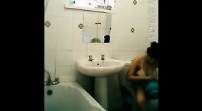 Busty güzellik banyo ve duş temizler 4 dakika 40 saniyelik